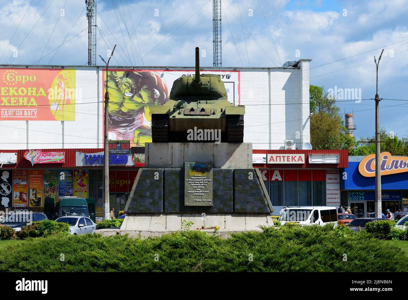 BILA ZERKVA, UKRAINE - MAI 15: Die Ansicht des sowjetischen Panzerkriegsdenkmals T-34, das der Befreiung der Stadt Bila Zerkva von den deutschen Invasoren in der zweiten WOR gewidmet ist Stockfoto