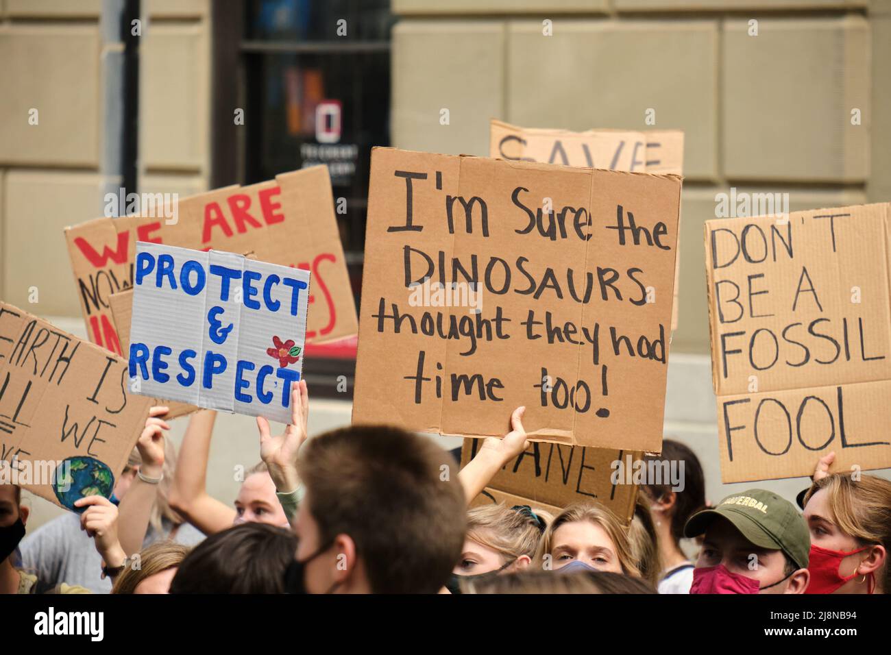 Von Studenten angeführter Streik für Klimaaktionen. Zeichen, das zum Handeln vor dem Aussterben aufruft Stockfoto