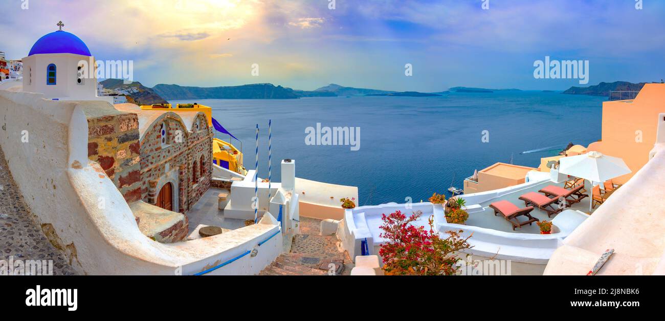 Stadt Oia auf Santorin, Griechenland. Traditionelle und berühmte Häuser und Kirchen mit blauen Kuppeln über die Caldera, Ägäis Stockfoto