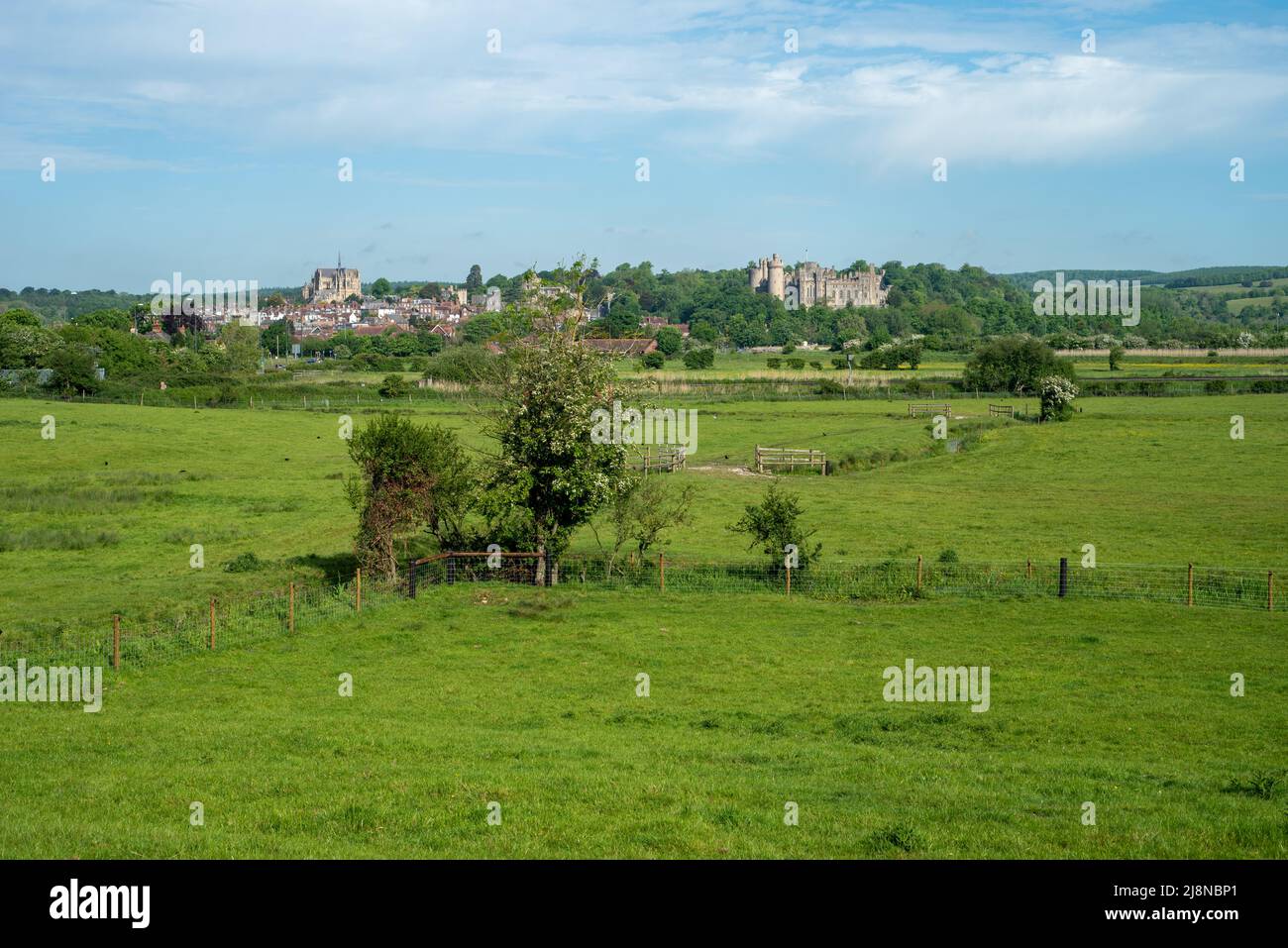 Fernansicht von Arundel Castle in West Sussex über Felder und den Fluss Arun. Stockfoto
