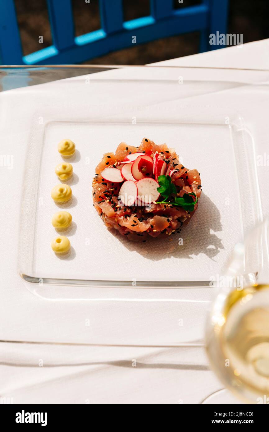 Thunfisch-Tartare mit Sesam, Wasabi und Radieschen Stockfotografie - Alamy