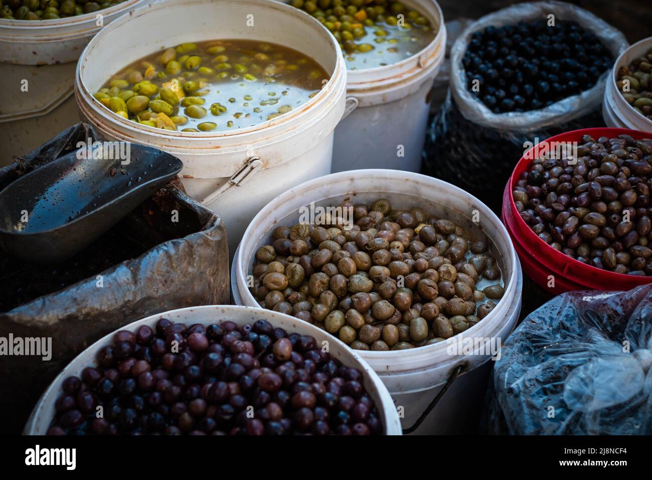 Eimer Oliven zum Verkauf auf Suq oder Street Food Markt Stockfoto