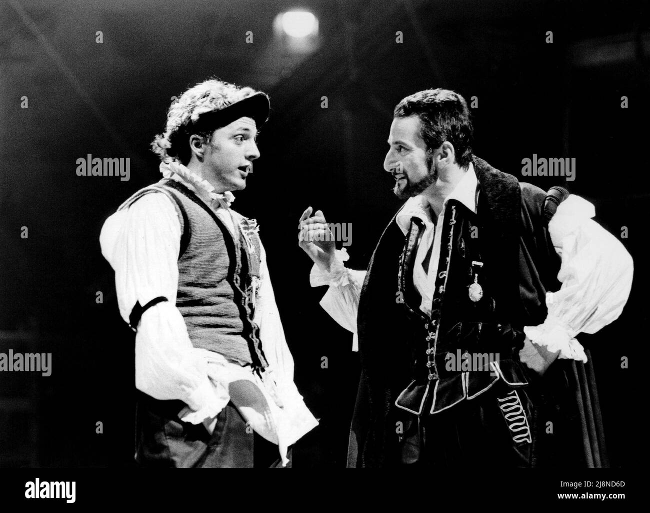 l-r: Gary Love (Thomas Cash), Henry Goodman (Thomas Kity) in EVERY MAN IN SEINEM HUMOR von Ben Jonson Design: Sue Blane Beleuchtung: Wayne Dowdeswell Regie: John Caird Royal Shakespeare Company (RSC), Swan Theatre, Stratford-upon-Avon 21/05/1986 Stockfoto