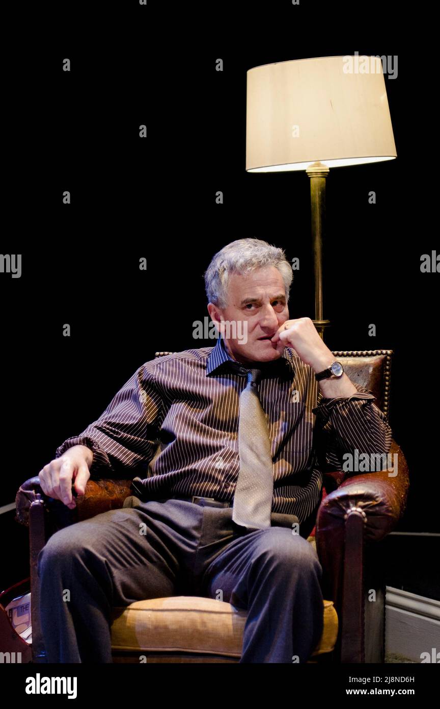 Henry Goodman ( David) in DEN HEILIGEN ROSENBERGS von Ryan Craig im Cottesloe Theater, National Theatre (NT), London SE1 16/03/2011 Design: Jessica Curtis Beleuchtung: Oliver Fenwick Regie: Laurie Sansom Stockfoto