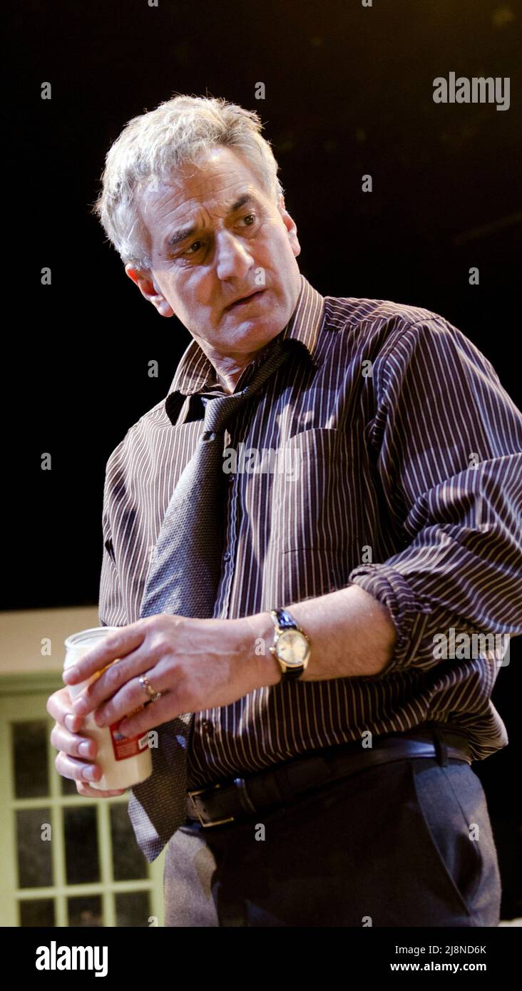 Henry Goodman ( David) in DEN HEILIGEN ROSENBERGS von Ryan Craig im Cottesloe Theater, National Theatre (NT), London SE1 16/03/2011 Design: Jessica Curtis Beleuchtung: Oliver Fenwick Regie: Laurie Sansom Stockfoto