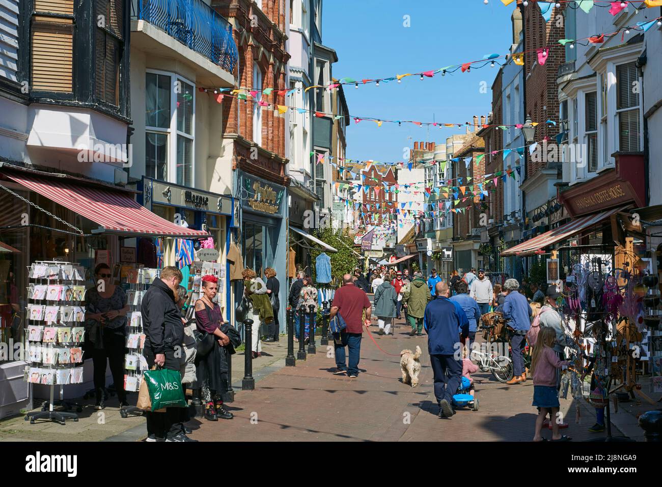 Fußgänger in der George Street, Hastings Old Town, East Sussex, Großbritannien, während des Feiertagswochenendes im Mai 2022 Stockfoto