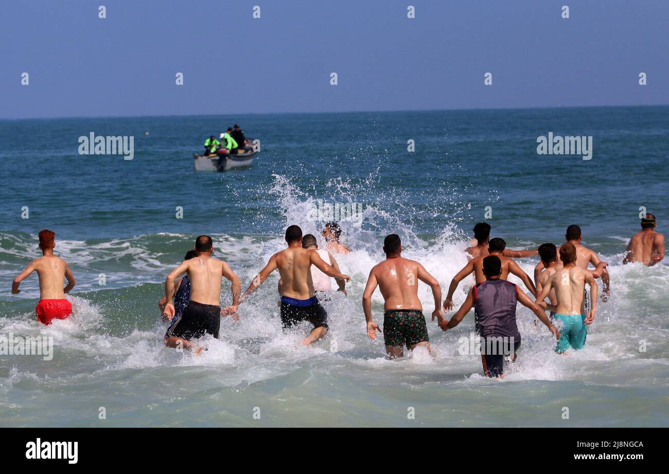 Gaza, Palästina. 17.. Mai 2022. Palästinensische Teilnehmer führen Aufwärmübungen durch, bevor sie den Schwimmkurs für Rettungsschwimmer am Strand von Gaza-Stadt besuchen. Die Stadtverwaltung Gaza organisierte einen Schwimmbadlifeguard-Kurs, um palästinensische Schwimmschwimmer auszuwählen, die im Sommer im Rahmen des Schwimmlifeguard-Programms am Strand der Stadt gemietet werden sollten. Vor der Auswahl der Teilnehmer wurde ein schwierigtes und mühsames Training durchgeführt. Kredit: SOPA Images Limited/Alamy Live Nachrichten Stockfoto