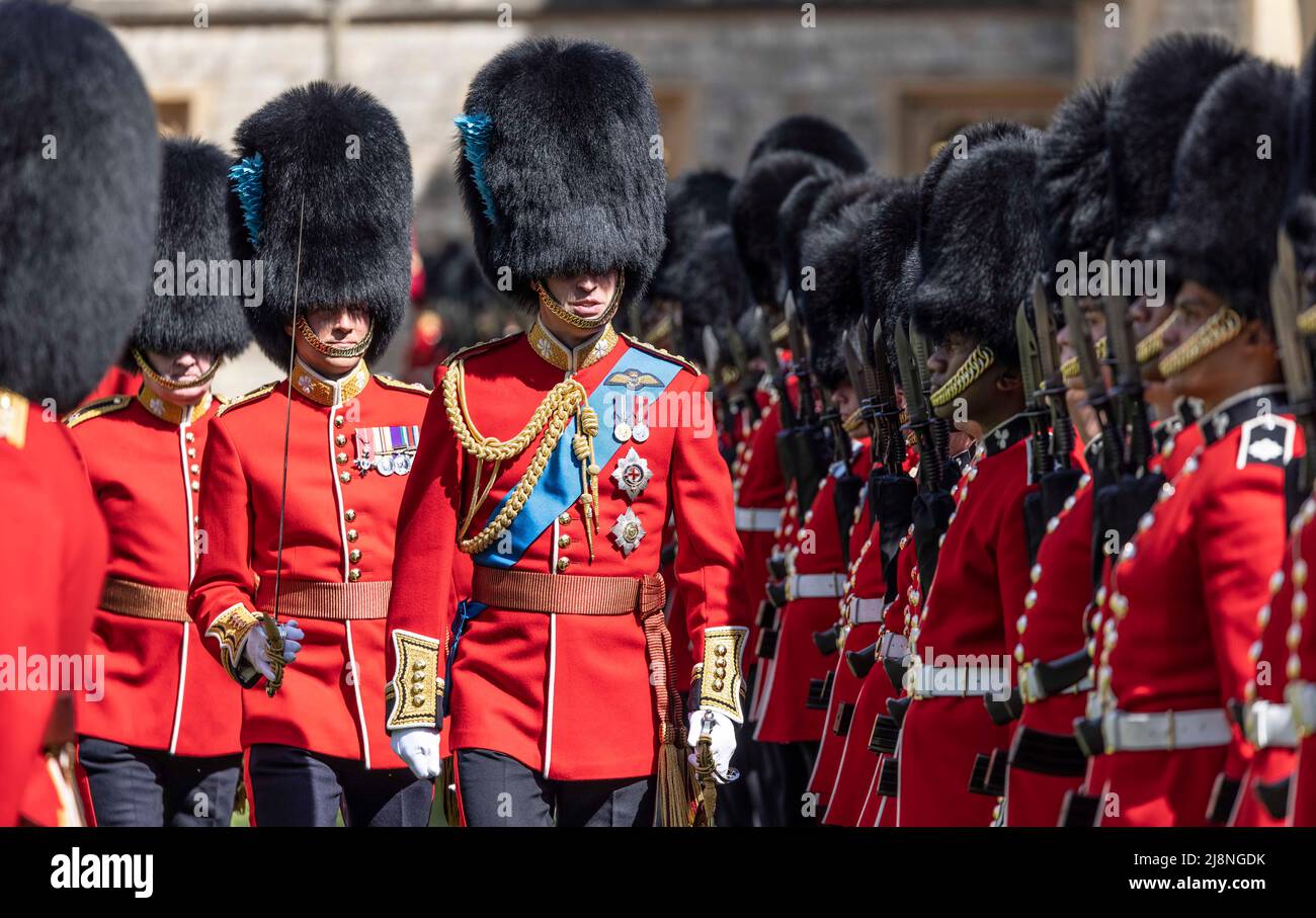 Der Herzog von Cambridge, Oberst der irischen Garde, inspiziert das Bataillon von 1. im Viereck von Windsor Castle, bevor er dem Regiment seine neuen Farben übergibt. Bilddatum: Dienstag, 17. Mai 2022. Stockfoto