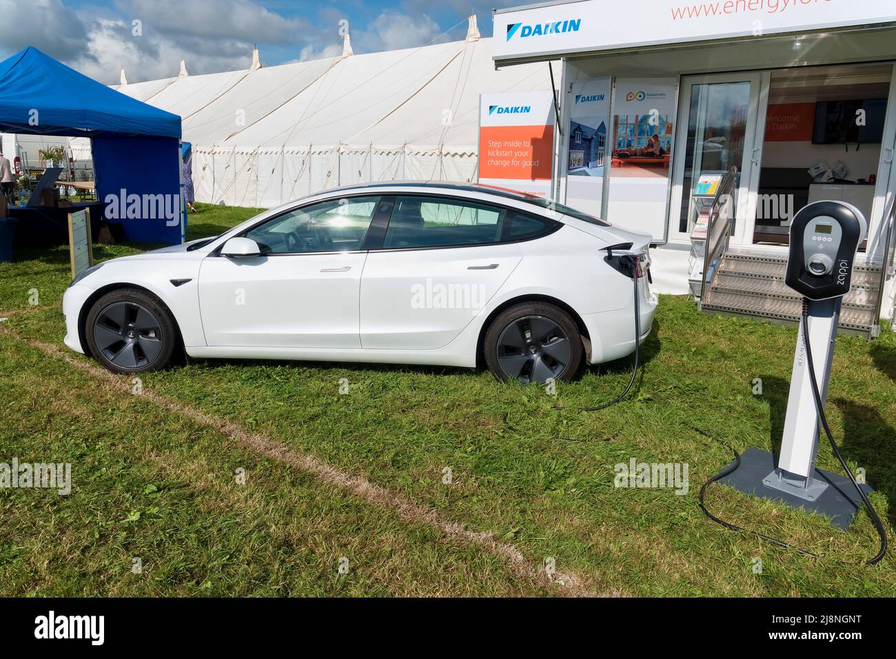 Frome, Somerset, Großbritannien - September 11 2021: Ein myenergi Zappi eco-smart Solar-EV-Ladegerät, das in ein Tesla Model 3 Elektroauto eingesteckt ist Stockfoto