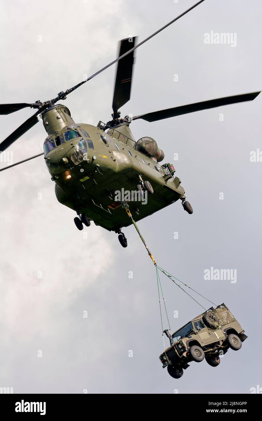 RNAS Yeovilton, Somerset, Großbritannien - September 16 2005: Eine Boeing Chinook HC.2 (ZH894) der Royal Air Force, die einen Land Rover der Armee als Unterlast trägt Stockfoto