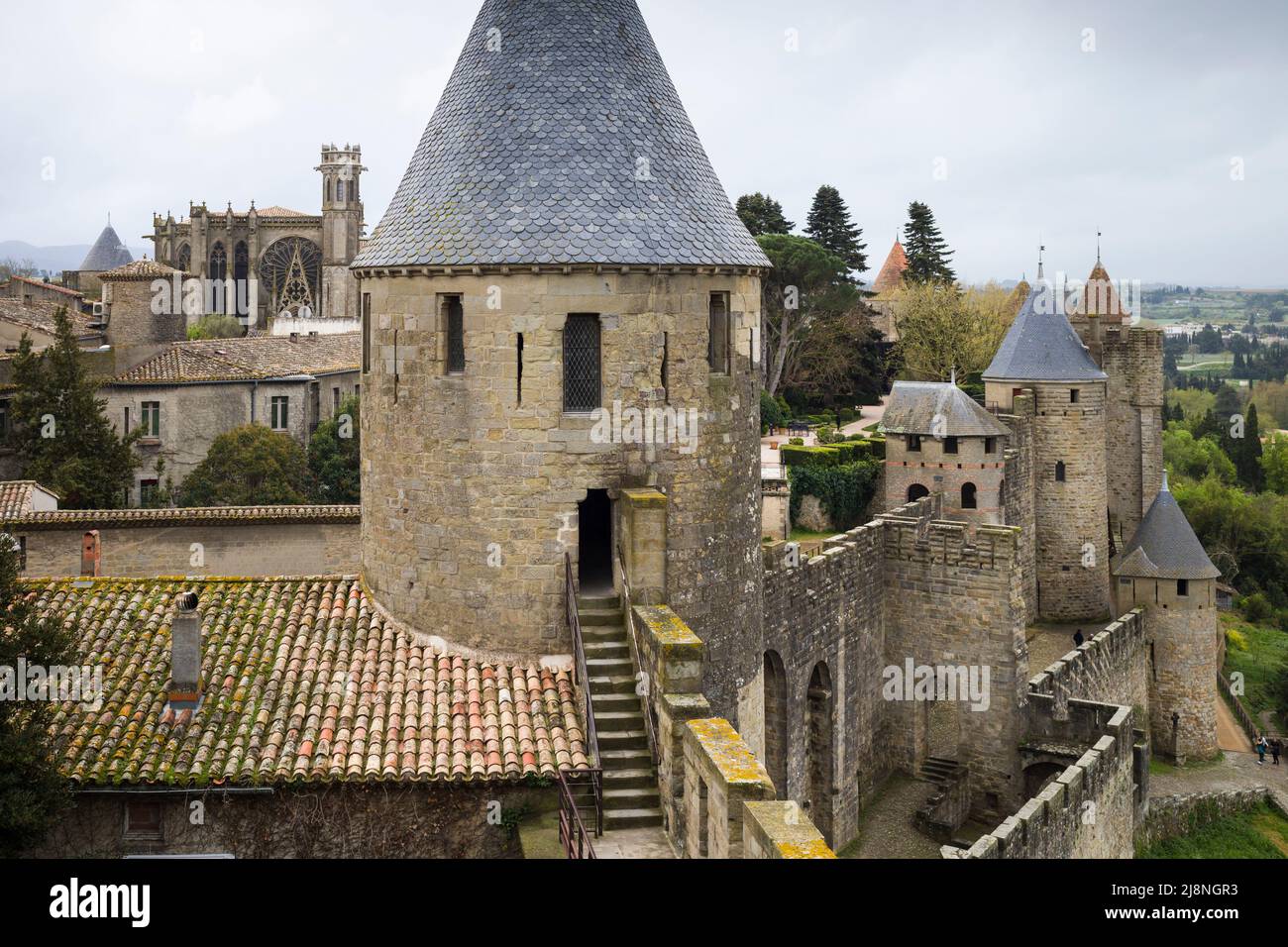 Die befestigte mittelalterliche Stadt Carcassonne, Aude, Frankreich, die von Viollet-le-Duc im 19.. Jahrhundert restauriert wurde, mit der Basilica Church, Saint-Nazaire. Stockfoto