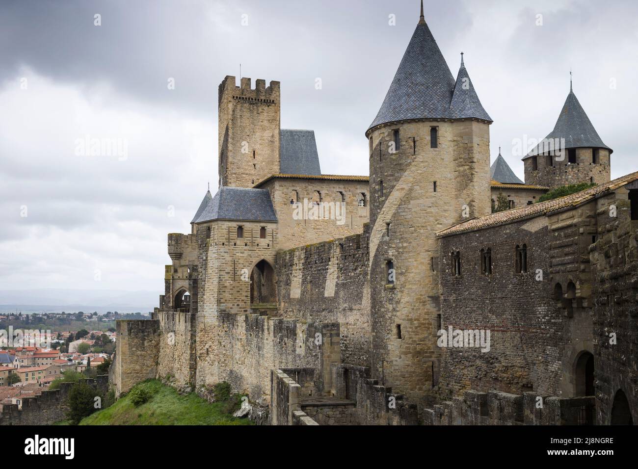 Die Türme und Mauern der mittelalterlichen Festungsstadt Carcassonne, Aude, Frankreich, die von Viollet-le-Duc im 19.. Jahrhundert restauriert wurde. Stockfoto