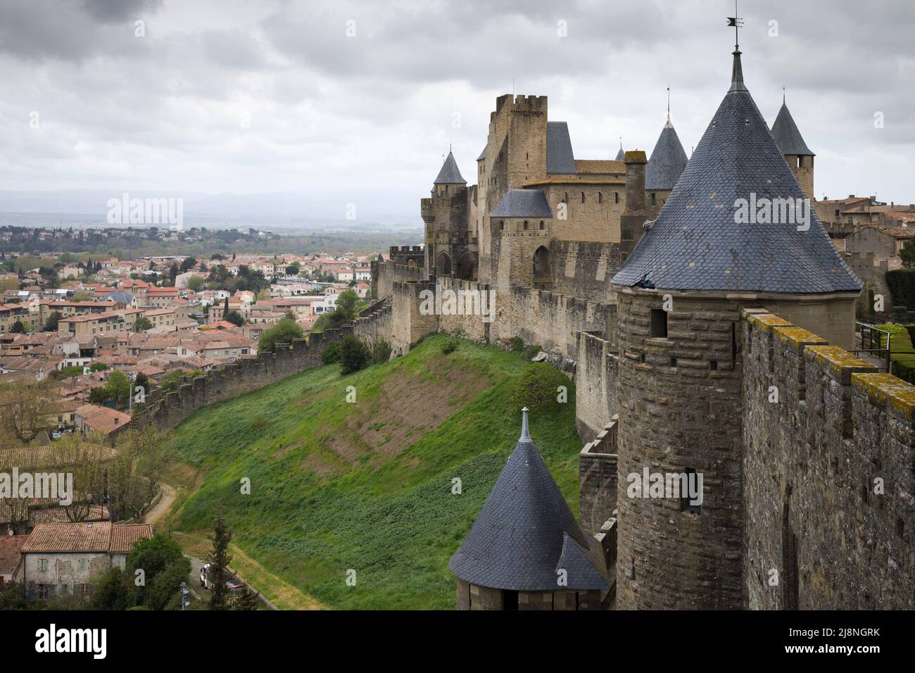 Die Türme und Mauern der mittelalterlichen Festungsstadt Carcassonne, Aude, Frankreich, die von Viollet-le-Duc im 19.. Jahrhundert restauriert wurde. Stockfoto