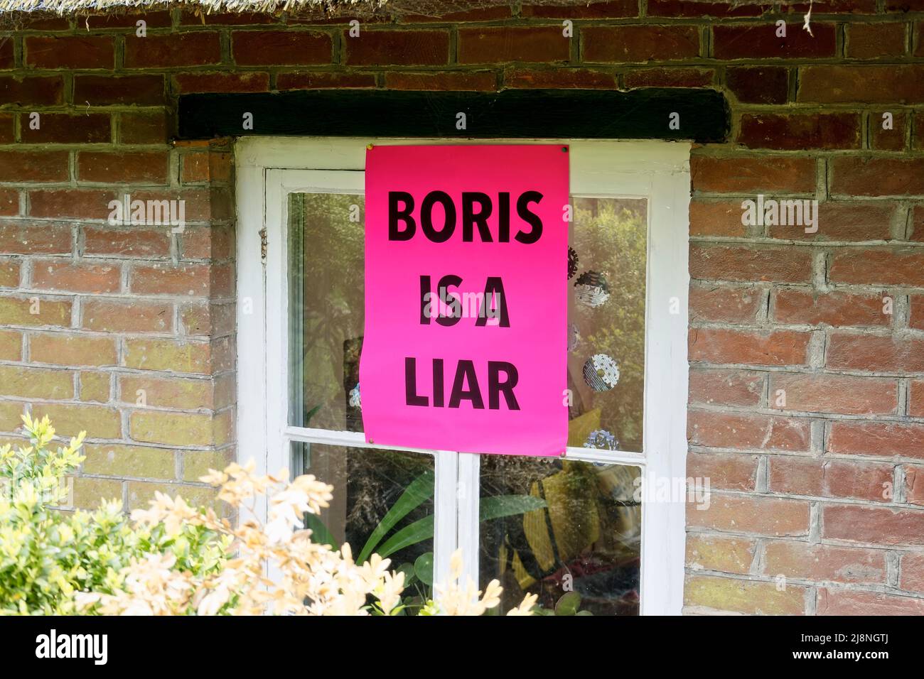 Warminster, Wiltshire, Großbritannien - 3 2022. Mai: Boris ist ein Lügner-Schild (bezieht sich auf den britischen Premierminister Boris Johnson), das auf dem Fenster eines Hauses angezeigt wird Stockfoto