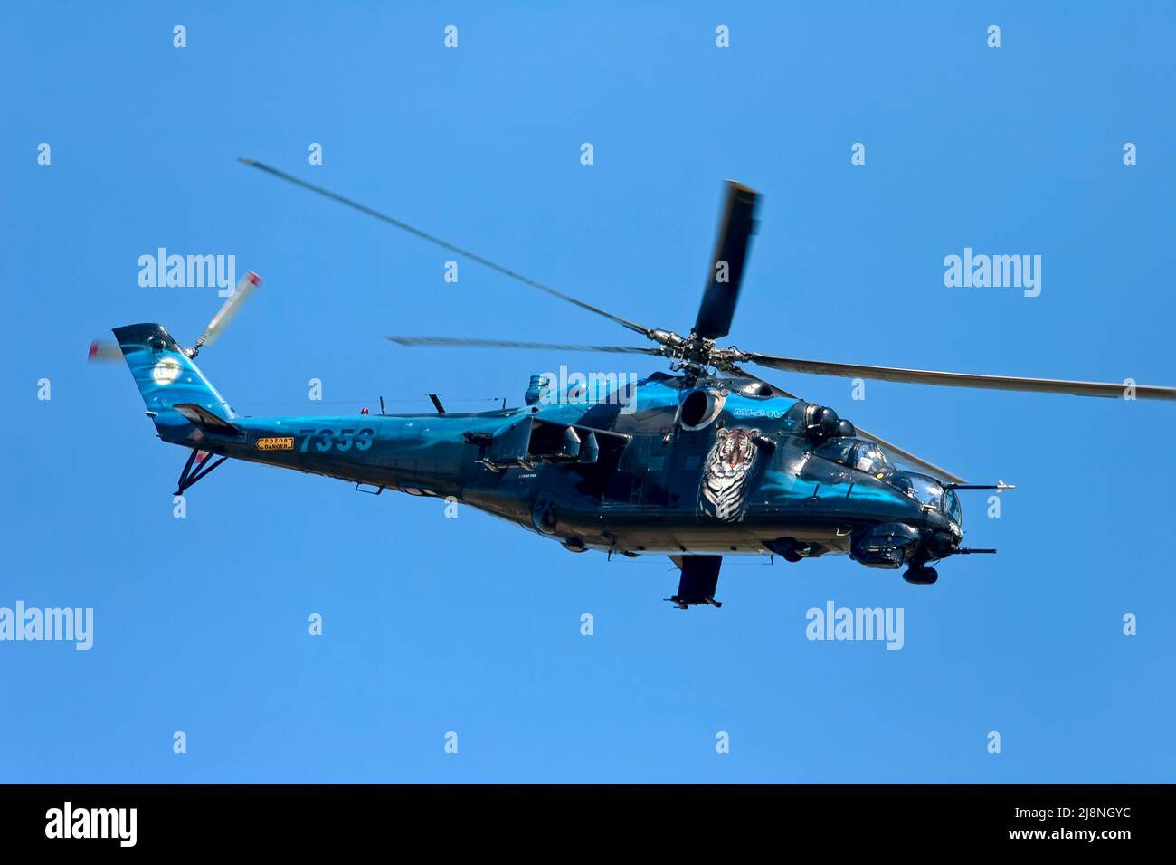 RAF Fairford, Gloucestershire, Großbritannien - 15 2006. Juli: Ein Hubschrauber der tschechischen Luftwaffe Mil Mi-24V (Hind) wurde 2006 beim Royal International Air Tattoo angegriffen Stockfoto