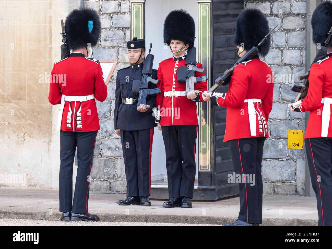 Wächter der irischen Wachen übernehmen zeremonielle Wachaufgaben im Schloss Windsor von den Gurkha's, während sich die irischen Wachen während einer Zeremonie darauf vorbereiten, ihre neuen Regimentsfarben vom Herzog von Cambridge zu erhalten. Bilddatum: Dienstag, 17. Mai 2022. Stockfoto