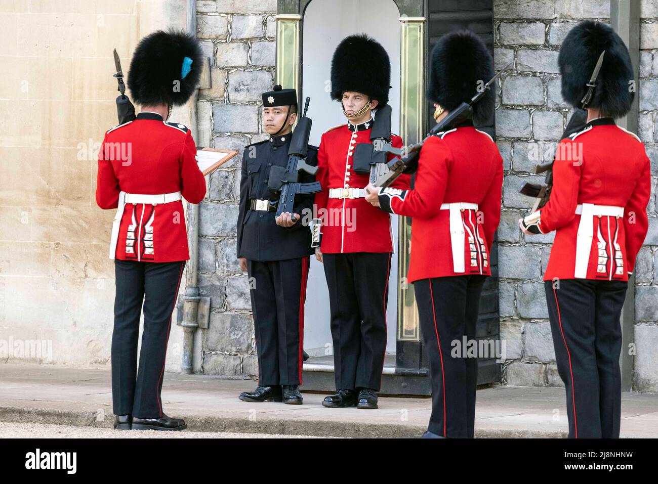 Wächter der irischen Wachen übernehmen zeremonielle Wachaufgaben im Schloss Windsor von den Gurkha's, während sich die irischen Wachen während einer Zeremonie darauf vorbereiten, ihre neuen Regimentsfarben vom Herzog von Cambridge zu erhalten. Bilddatum: Dienstag, 17. Mai 2022. Stockfoto