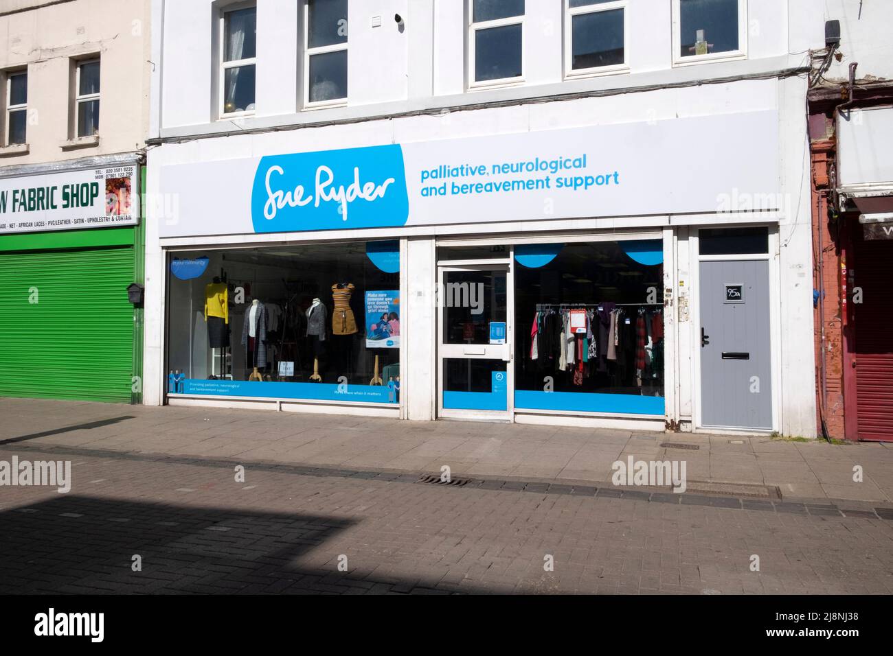 Außenansicht des Charity-Ladens von der Kaufhaus von Zheatra in der Walthamstow High Street London E17 England Großbritannien KATHY DEWITT Stockfoto