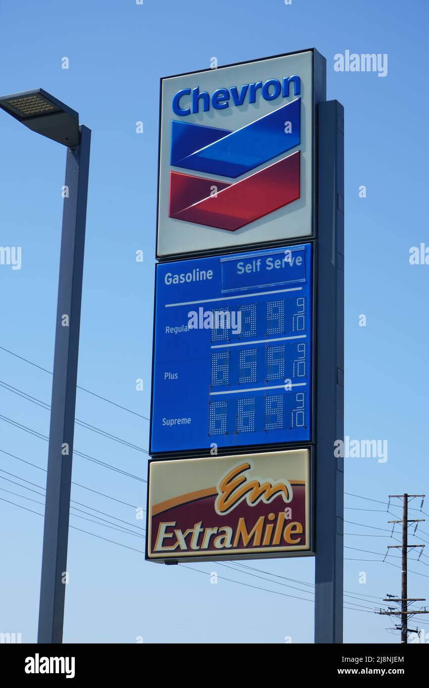 Irvine, CA, USA: - 16. Mai 2022: Schilder für die Gaspreise an der Tankstelle mit sehr hohen Kraftstoffkosten Stockfoto