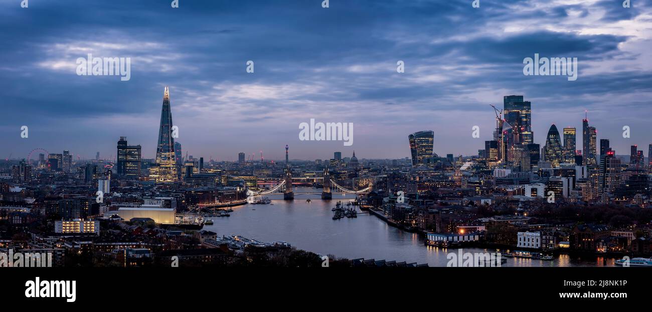 Weite Panoramaaussicht in der Dämmerung auf die Skyline von London 2022 Stockfoto