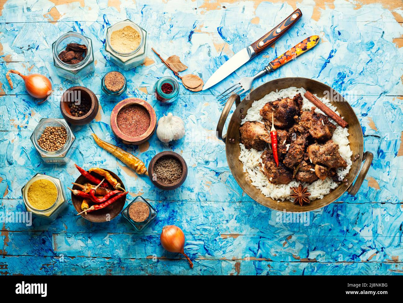 Würziges Vindaloo-Fleisch mit Reis. Schweinefleisch in würziger Knoblauchsauce gekocht Stockfoto