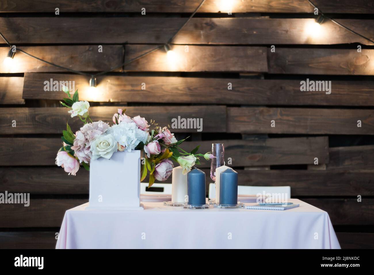 Den Hochzeitstisch für ein junges Paar einrichten Stockfoto