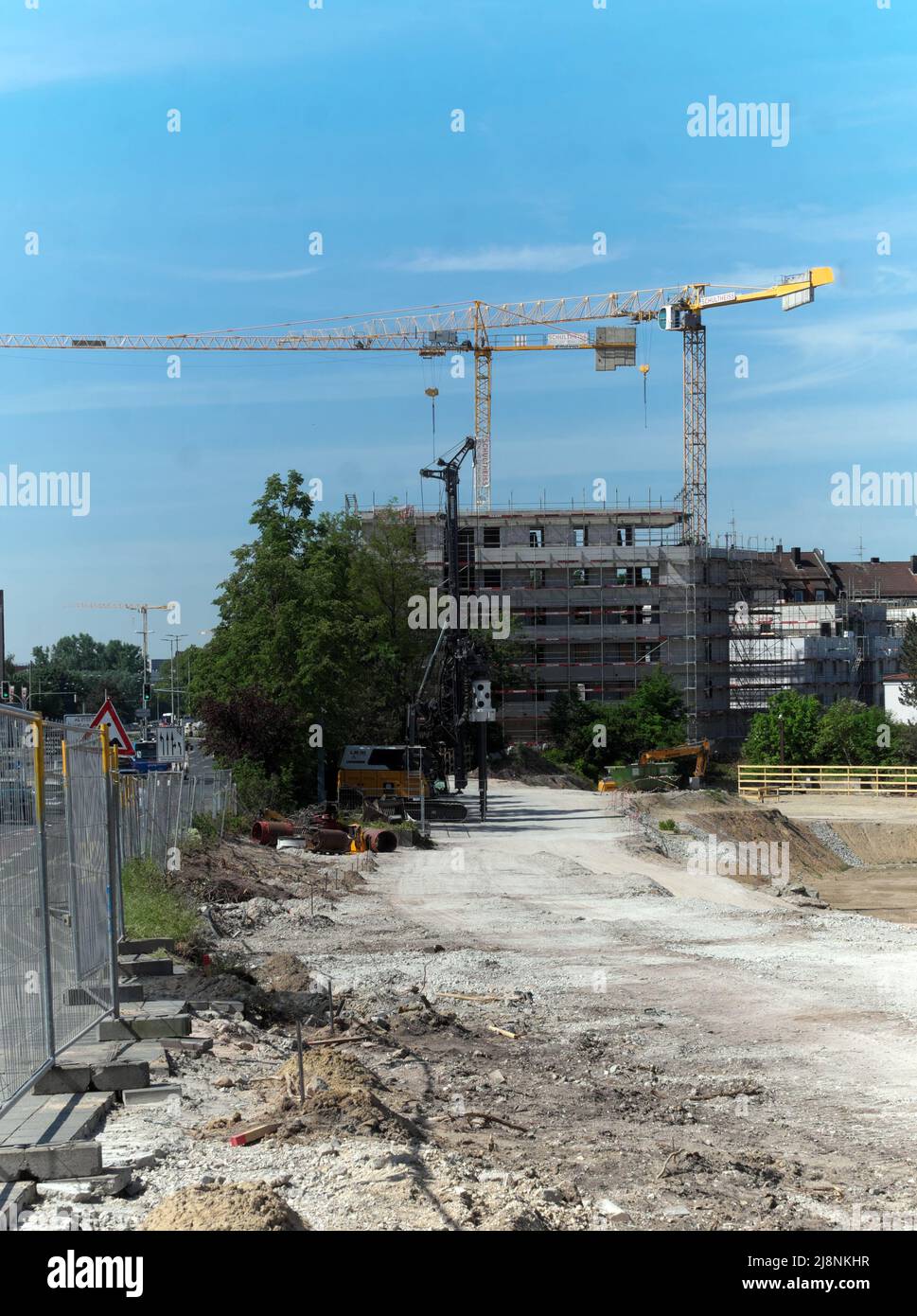 Große Baustelle, große Grube mit Kränen, Bagger Stockfoto