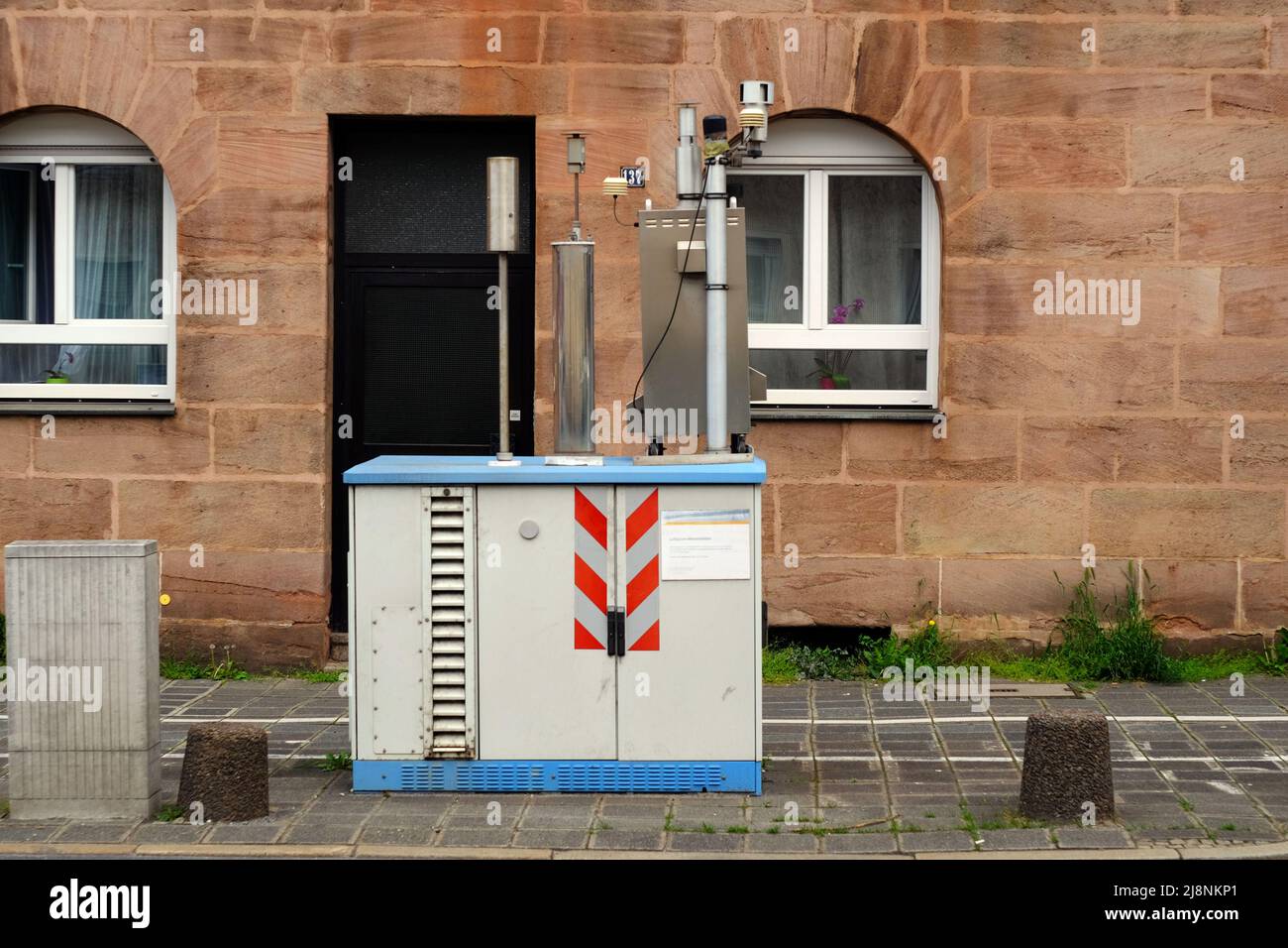 Nürnberg, Bayern, Deutschland - 15. Mai 2022: Luftqualitätsmessstation zur Nitrierung von Verschmutzungen auf Straßen Stockfoto