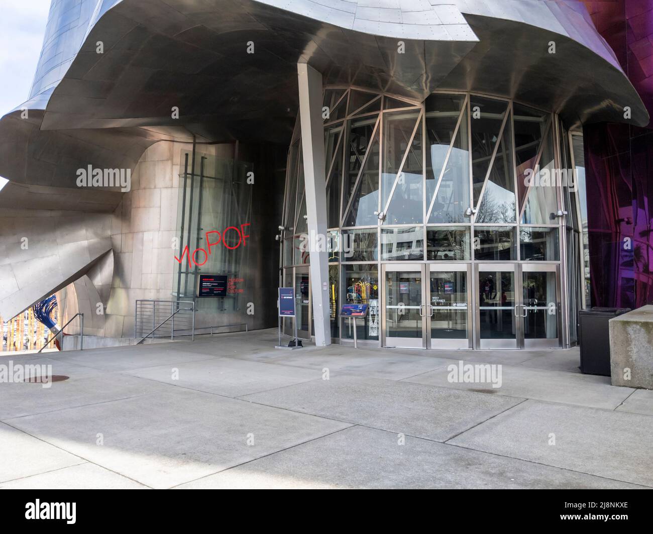 Seattle, WA USA - ca. März 2022: Blick auf den leeren Eingang zum Museum of Pop Culture in der Innenstadt von Seattle. Stockfoto
