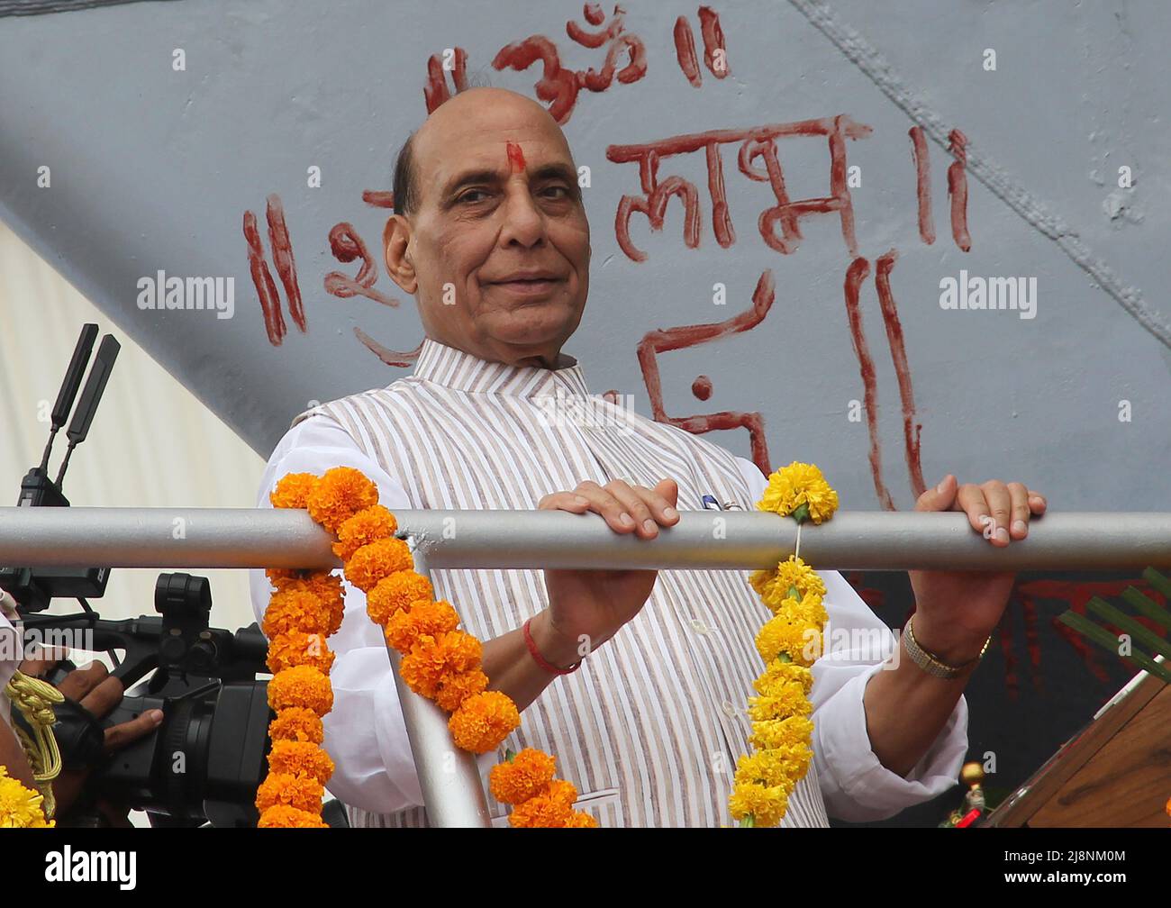 Mumbai, Indien. 17.. Mai 2022. Der indische Verteidigungsminister Rajnath Singh wird beim Start des zweiten fortgeschrittenen Stealth-Fregatte-Kriegsschiffs der Klasse P17A in Mazagon Dock Shipbuilders Limited (MDL) in Mumbai gesehen. Das Kriegsschiff „Udaygiri“ wurde vom indischen Verteidigungsminister Rajnath Singh, der der Hauptgast der Veranstaltung war, ins Leben gerufen. (Foto von Ashish Vaishnav/SOPA Images/Sipa USA) Quelle: SIPA USA/Alamy Live News Stockfoto