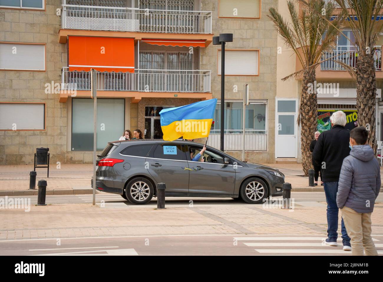 Auto winkt ukrainische Flagge, gegen den Krieg von Russland und der Ukraine, Spanien. Stockfoto
