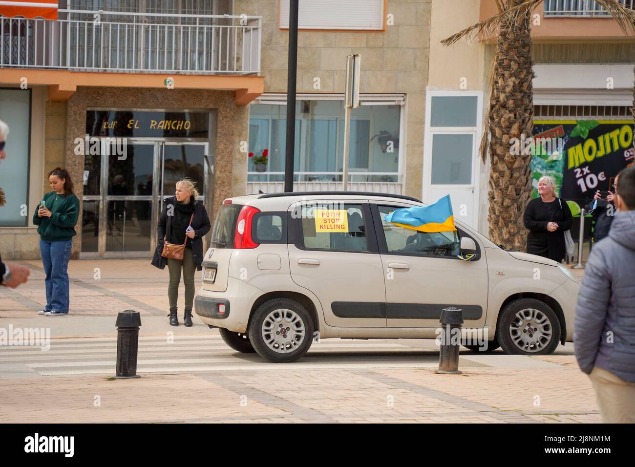 Auto winkt ukrainische Flagge, gegen den Krieg von Russland und der Ukraine, Spanien. Stockfoto