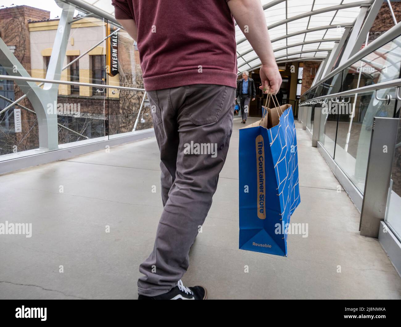 Bellevue, WA USA - ca. April 2022: Aus der Perspektive eines Mannes, der mit einer Tasche aus dem Container Store läuft, während er durch die Bellevue Mall wandert Stockfoto