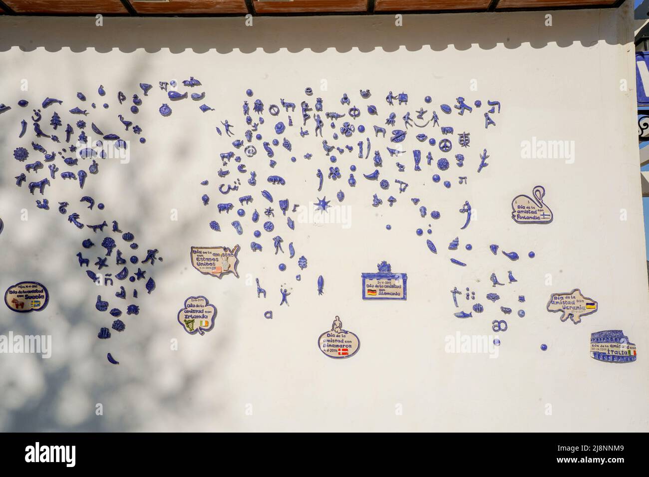 Wandgemälde aus blauen Keramikfliesen zeigt verschiedene Symbole und Figuren, die verschiedene Länder und Kulturen repräsentieren, Mijas Pueblo, Andalusien. Spa Stockfoto