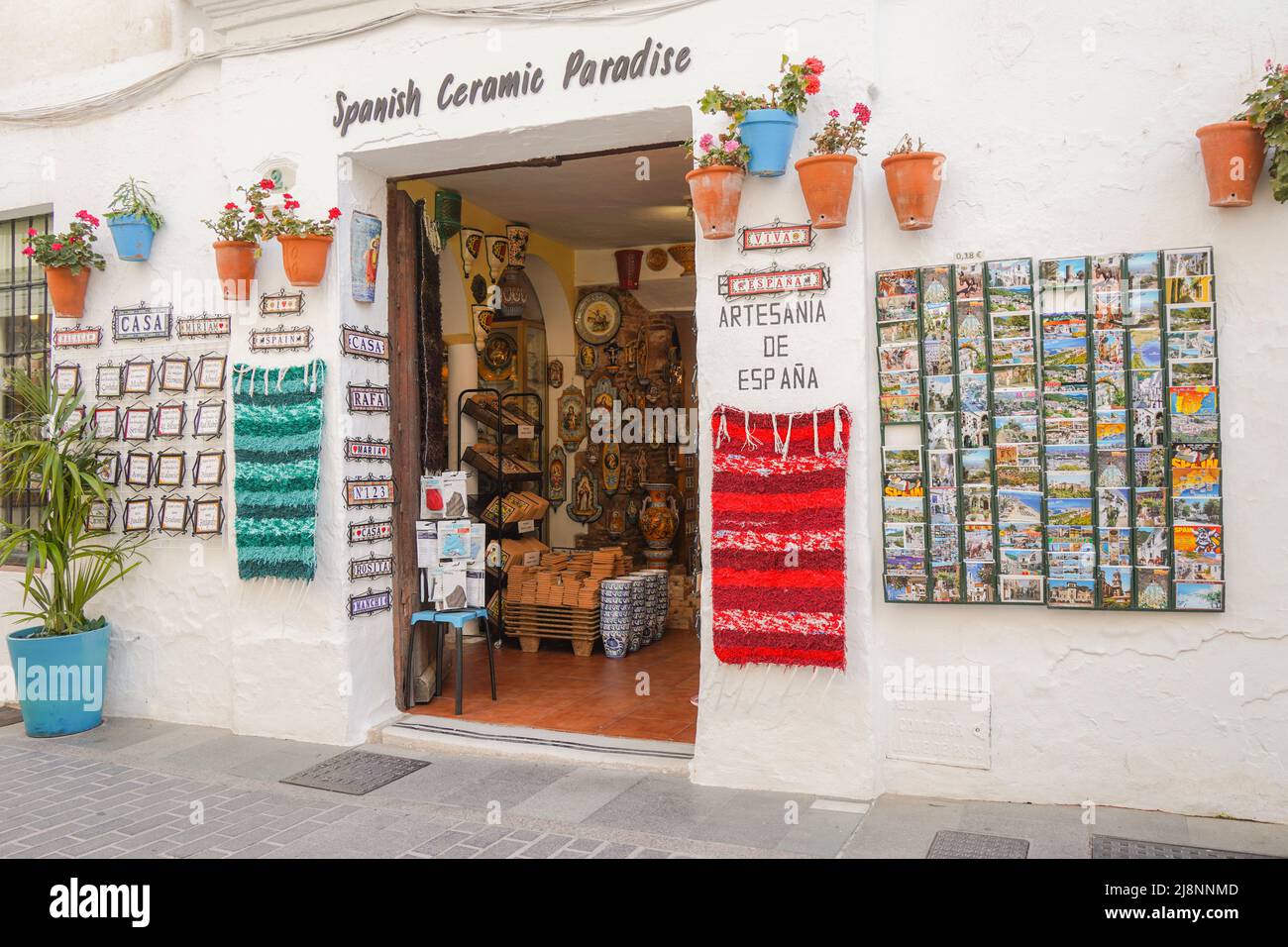 Altes spanisches Geschäft, das Keramik in dem gewaschenen Dorf Mijas Pueblo, Andalusien, Provinz Málaga, Spanien verkauft Stockfoto