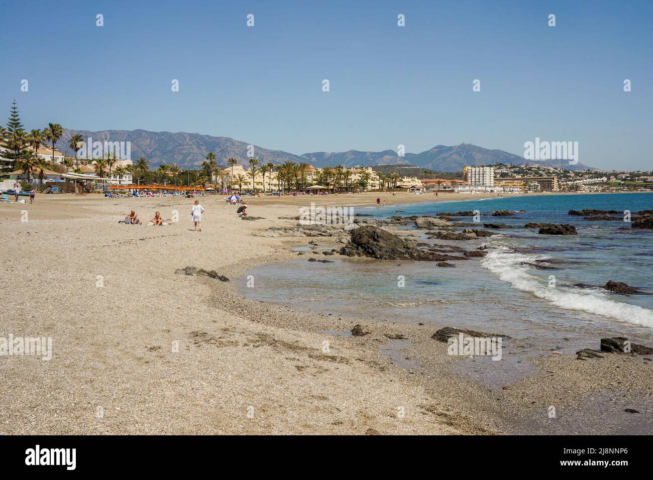 Ruhiger Strand mit einigen Leuten, Costa del Sol, La Cala, Andalusien, Spanien. Stockfoto