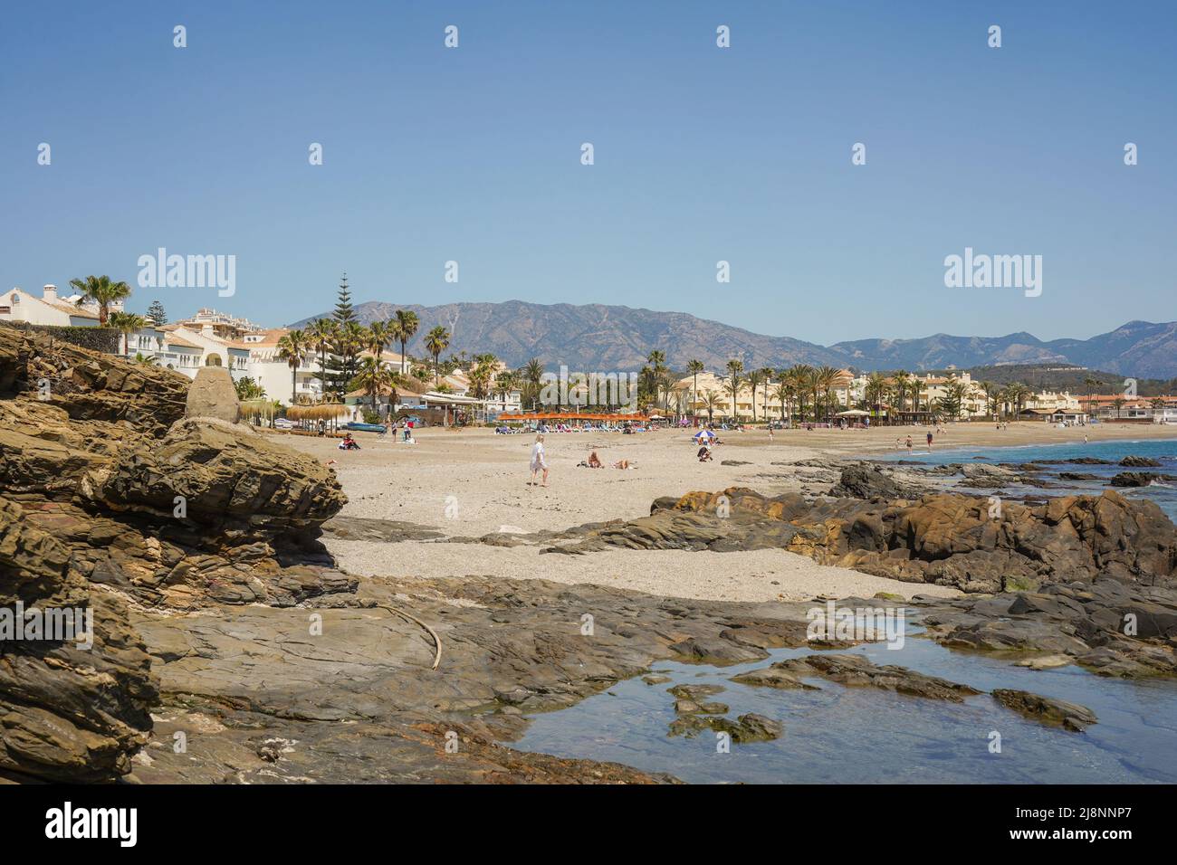 Ruhiger Strand mit einigen Leuten, Costa del Sol, La Cala, Andalusien, Spanien. Stockfoto