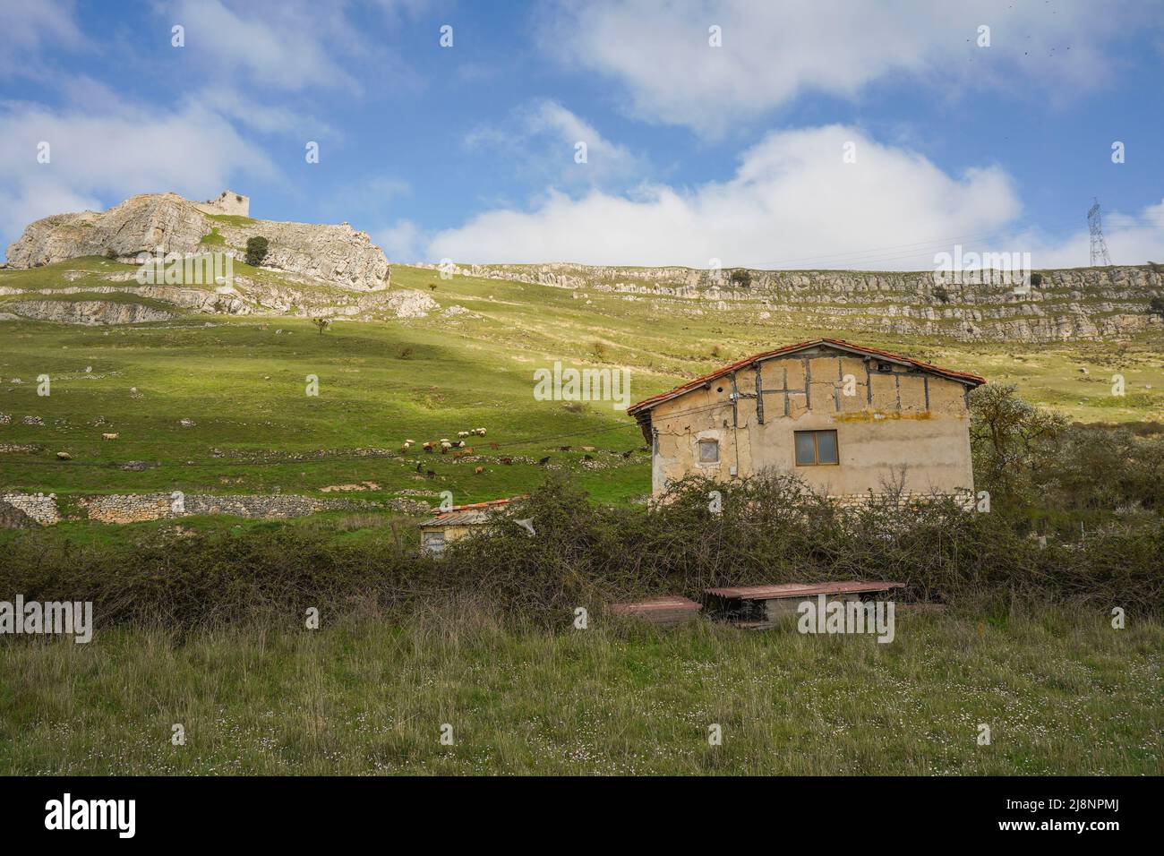 Die kleine Stadt Monasterio de Rodilla, in der Provinz Burgos. Kastilien und León, Spanien. Stockfoto