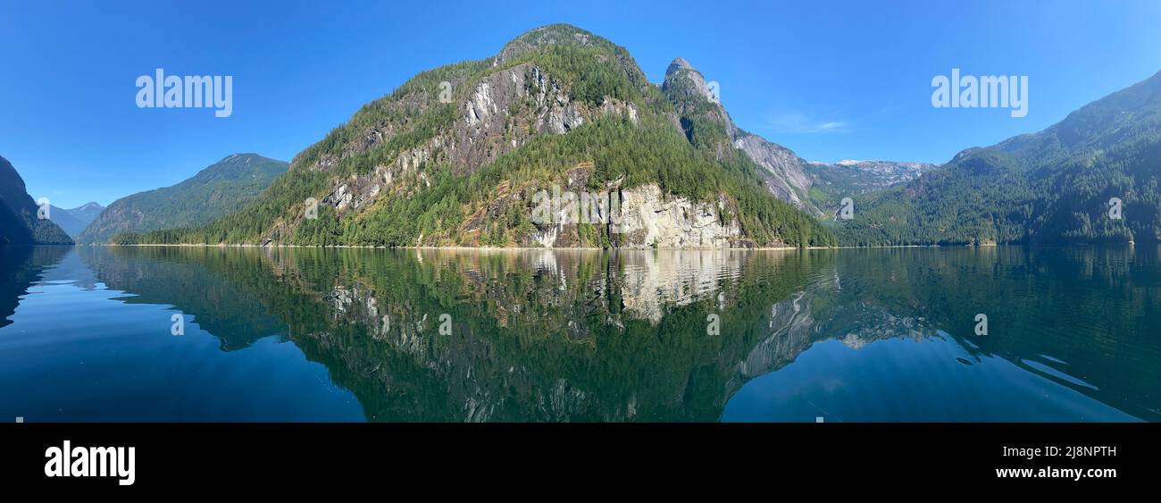Der Princess Louisa Inlet von British Columbia ist umgeben von Gletschern und hohen, schroffen Gipfeln der Coast Mountains, einschließlich dieser schieren Granitwand Stockfoto