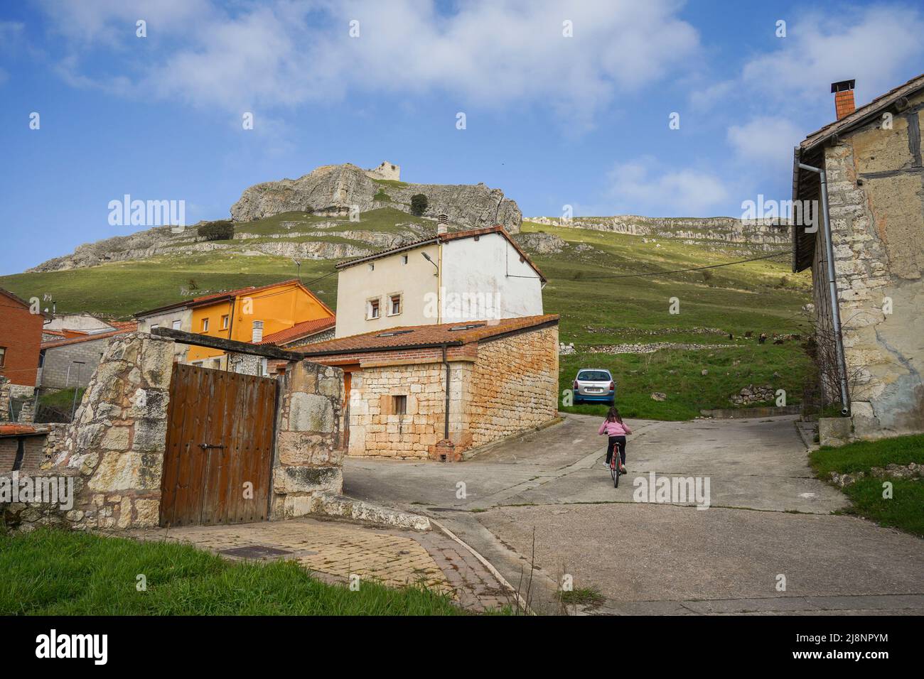 Die kleine Stadt Monasterio de Rodilla, in der Provinz Burgos. Kastilien und León, Spanien. Stockfoto