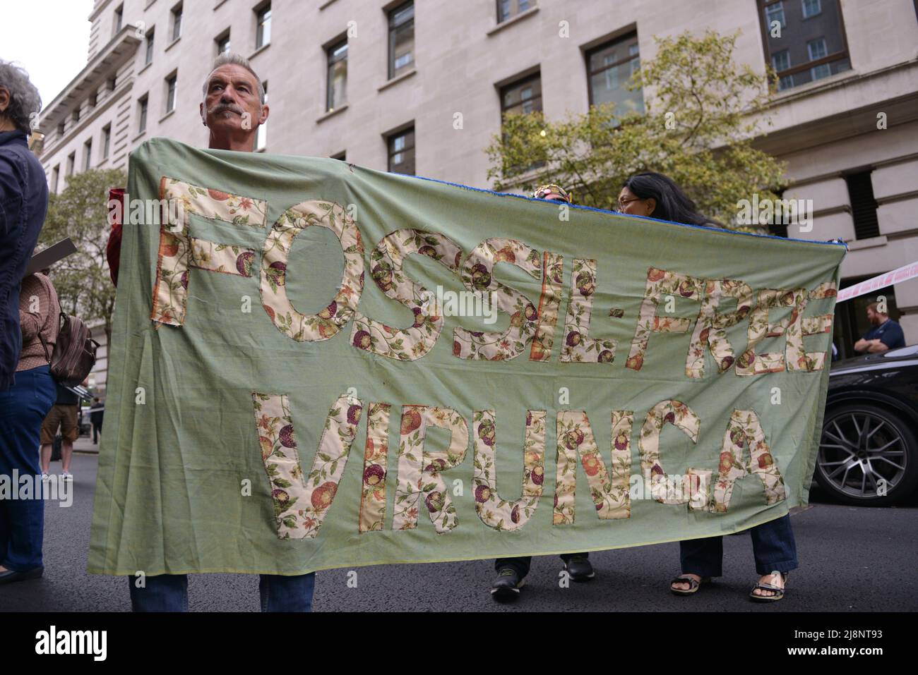Aktivisten halten vor dem May Fair Hotel ein Transparent mit dem Slogan Fossil Free Virnicht. Aktivisten des Extinction Rebellion stürmen das May Fair Hotel im Zentrum von London aus Protest gegen einen Ölgipfel (Africa Energies Summit), der im fünf-Sterne-Hotel stattfindet. Stockfoto