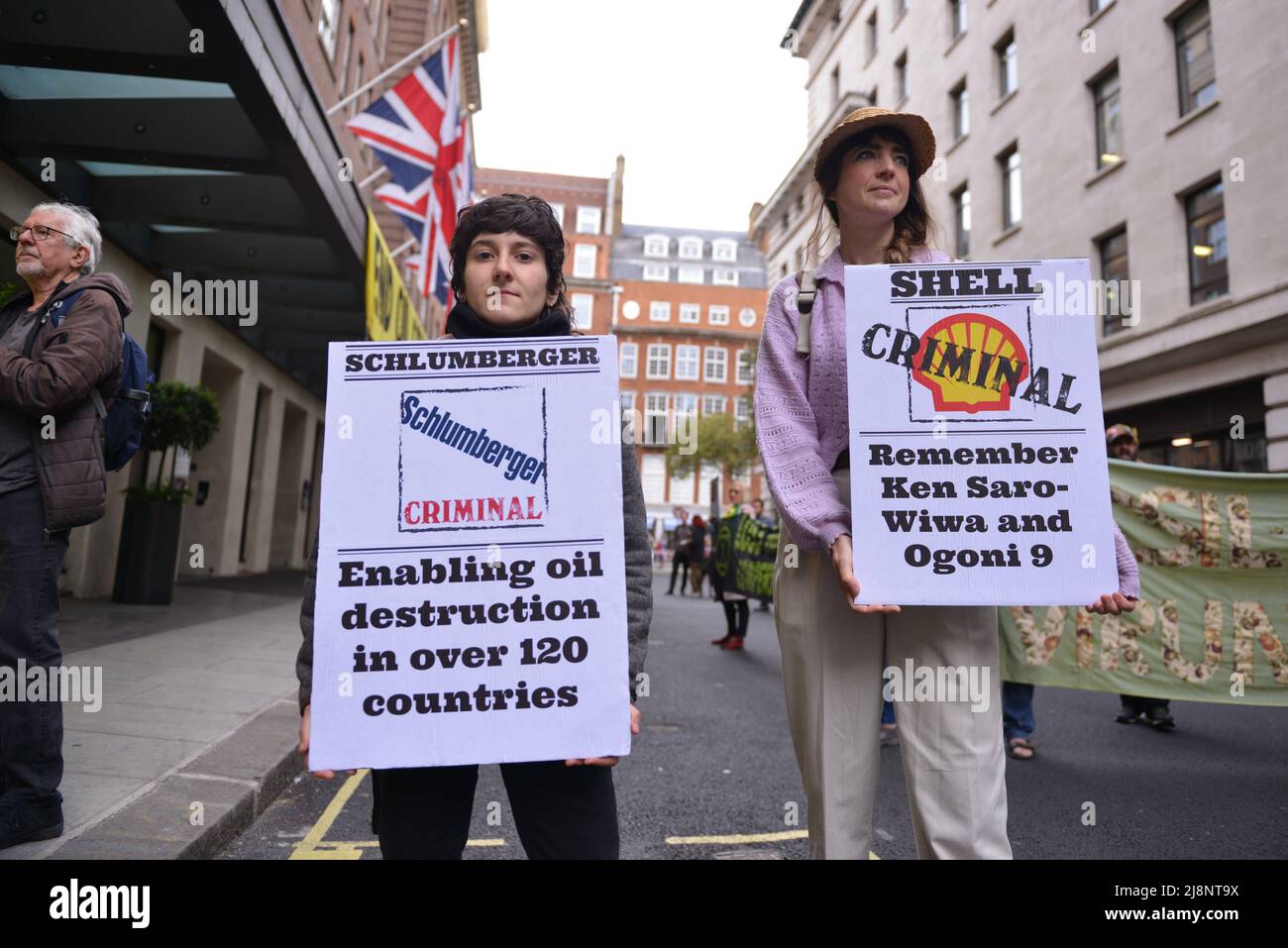 Aktivisten halten während des Protestes Plakate mit Slogans, die ihre Meinung zum Ausdruck bringen, vor dem May Fair Hotel. Aktivisten des Extinction Rebellion stürmen das May Fair Hotel im Zentrum von London aus Protest gegen einen Ölgipfel (Africa Energies Summit), der im fünf-Sterne-Hotel stattfindet. Stockfoto