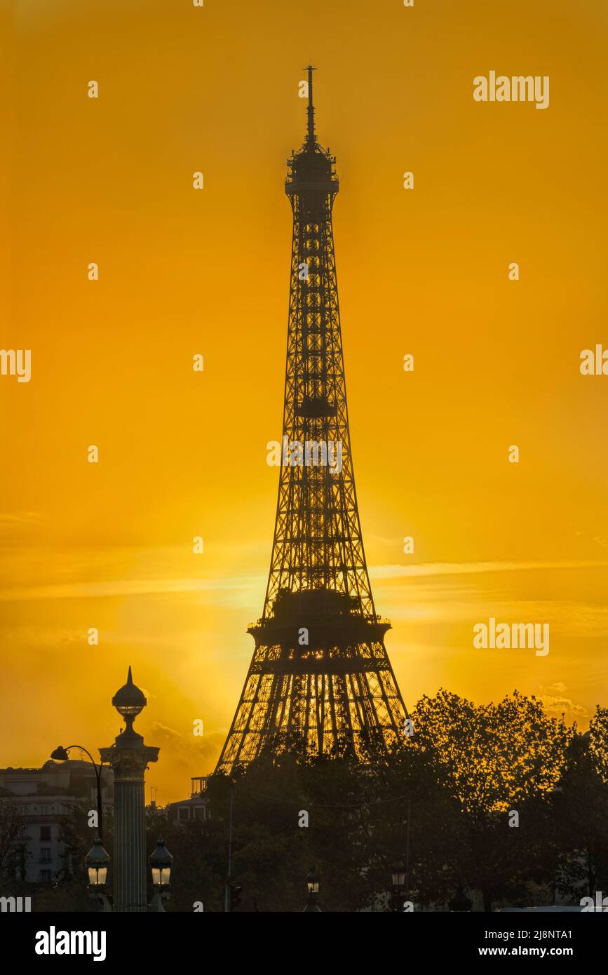 Der Sonnenuntergang hinter dem Eiffelturm vom Place de la Concorde aus gesehen. Stockfoto