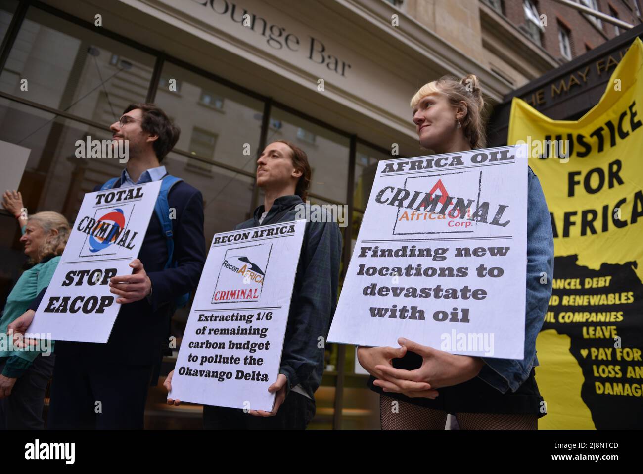 Aktivisten halten während des Protestes Plakate mit Slogans, die ihre Meinung zum Ausdruck bringen, vor dem May Fair Hotel. Aktivisten des Extinction Rebellion stürmen das May Fair Hotel im Zentrum von London aus Protest gegen einen Ölgipfel (Africa Energies Summit), der im fünf-Sterne-Hotel stattfindet. Stockfoto