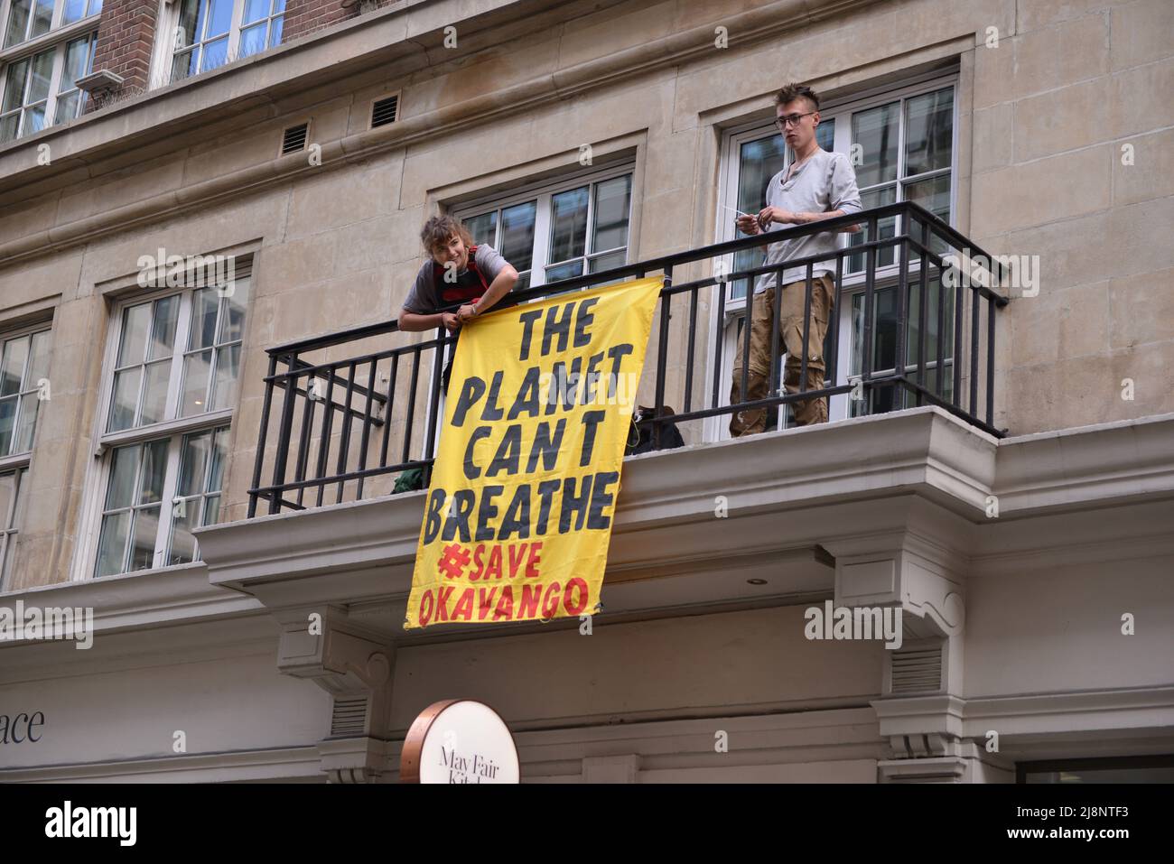 Aktivisten des Extinction Rebellion stürmen das May Fair Hotel im Zentrum von London aus Protest gegen einen Ölgipfel (Africa Energies Summit), der im fünf-Sterne-Hotel stattfindet. Stockfoto