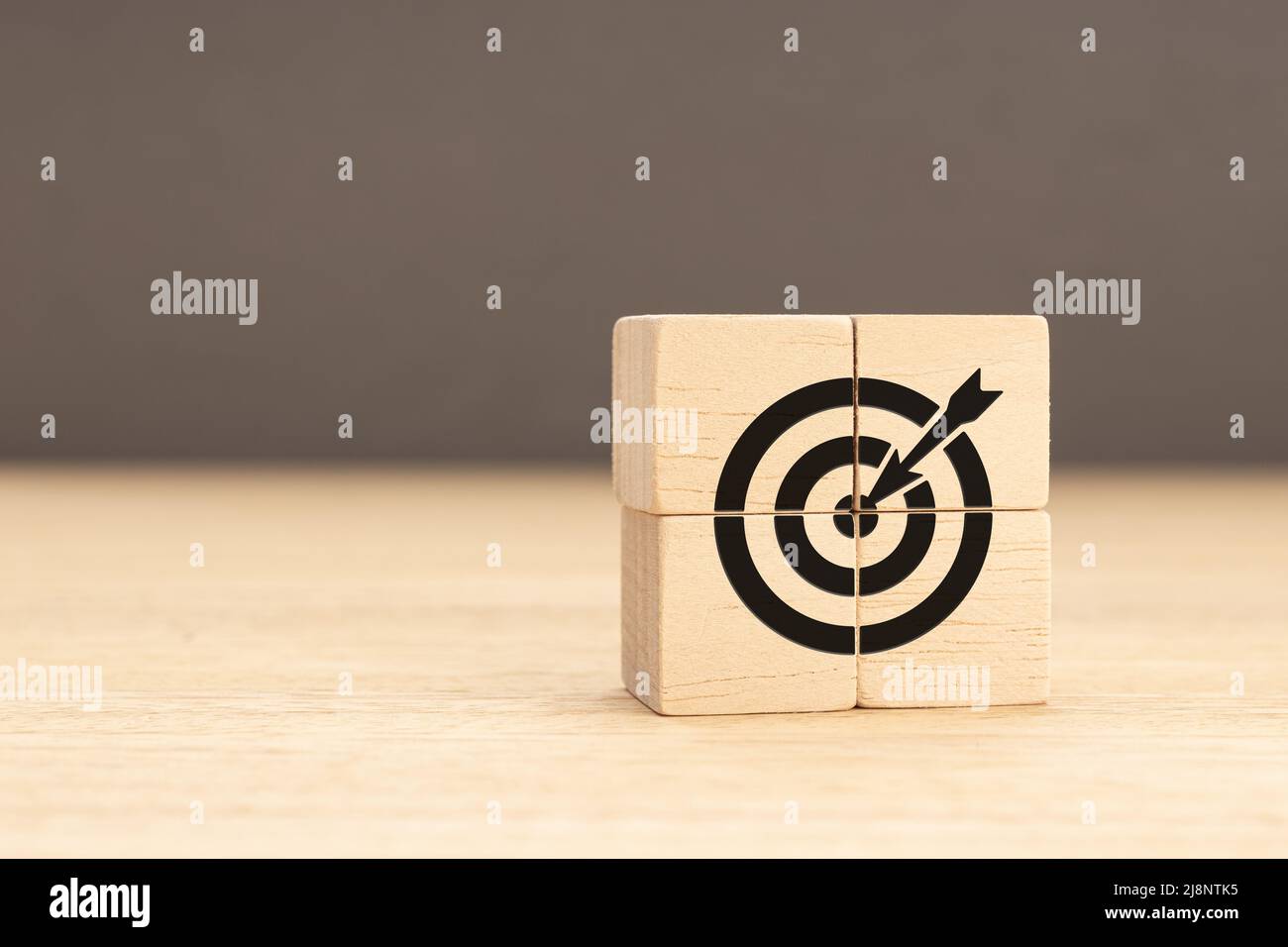 Geschäftsziel, Zielerreichung oder Erfolgskonzept. Gruppe von Holzblock mit Dartziel Ziel-Symbol. Speicherplatz kopieren Stockfoto