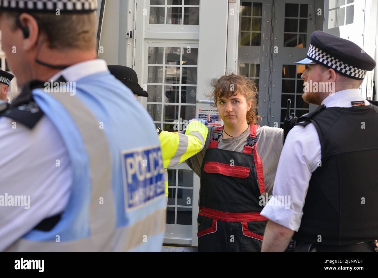 Der verhaftete Aktivist wird von der Polizei durchsucht, nachdem er vom Balkon des May Fair Hotels entfernt wurde. Aktivisten des Extinction Rebellion stürmen das May Fair Hotel im Zentrum von London aus Protest gegen einen Ölgipfel (Africa Energies Summit), der im fünf-Sterne-Hotel stattfindet. Stockfoto