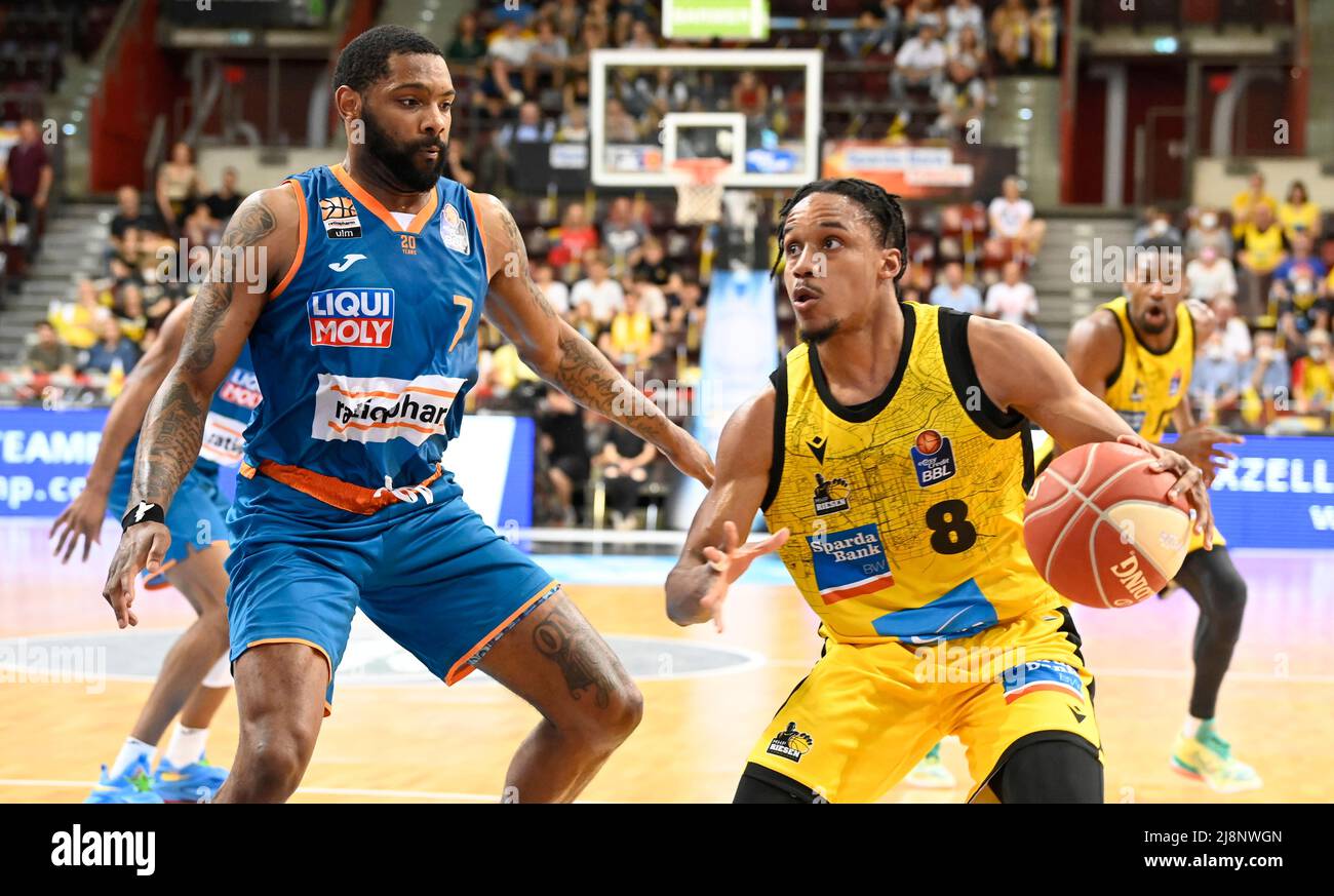 Ludwigsburg, Deutschland. 17.. Mai 2022. Basketball: Bundesliga, MHP Riesen Ludwigsburg - ratiopharm Ulm, Meisterschaftsrunde, Viertelfinale, Spieltag 2, MHPArena - Ludwigsburgs James Woodard (R) spielt gegen Ulmer Sindarius Thornwell . Quelle: Thomas Kienzle/dpa/Alamy Live News Stockfoto