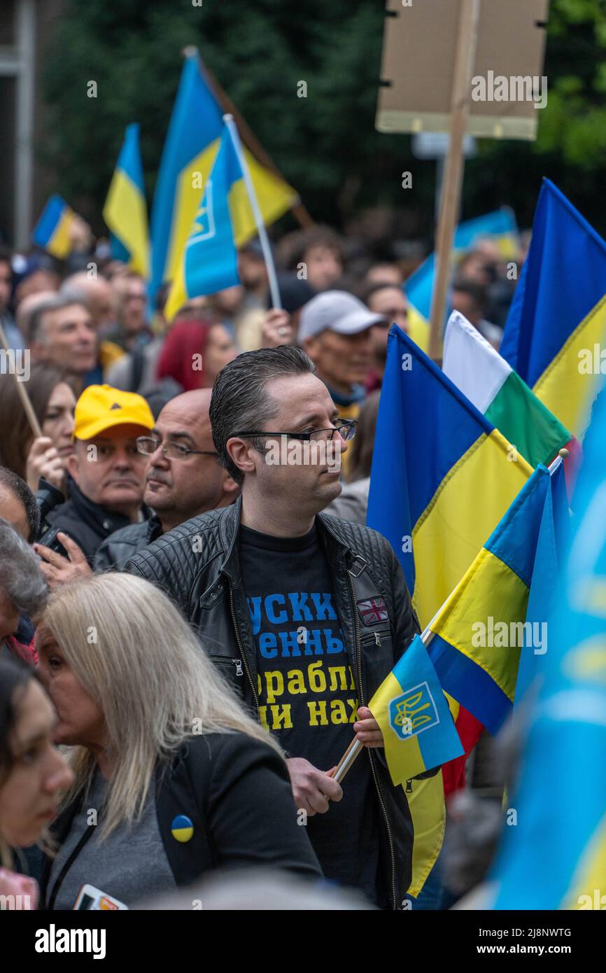 Ein Mann in pro-ukrainischem T-Shirt steht in einer Menschenmenge beim Support Ukraine march in Sofia, Bulgarien Stockfoto