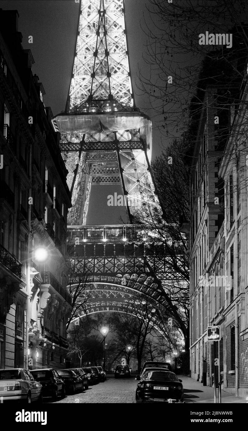 Der Eiffelturm, der Blick von der rue de l’Université. Stockfoto